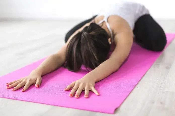 Wie Yoga helfen kann, deine Schlafangewohnheiten