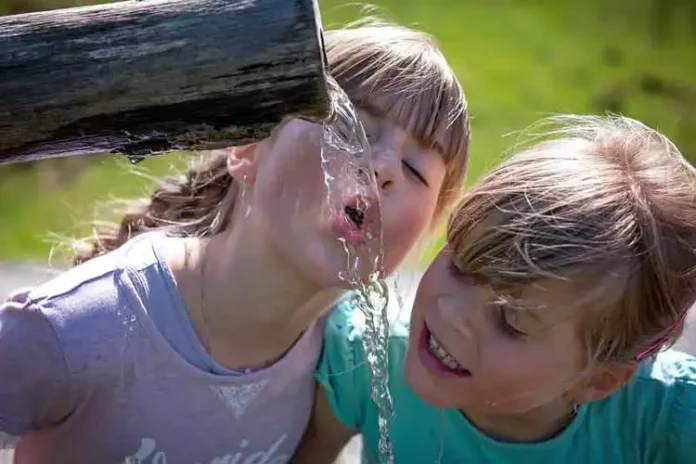 2 Liter am Tag: Wie wichtig ist regelmäßiges Trinken für die Gesundheit?