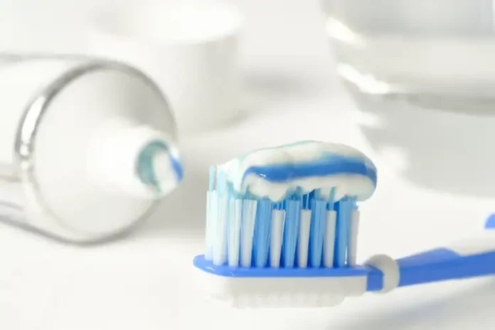 Eine Zahnbürste und Zahnpasta zum Zähneputzen