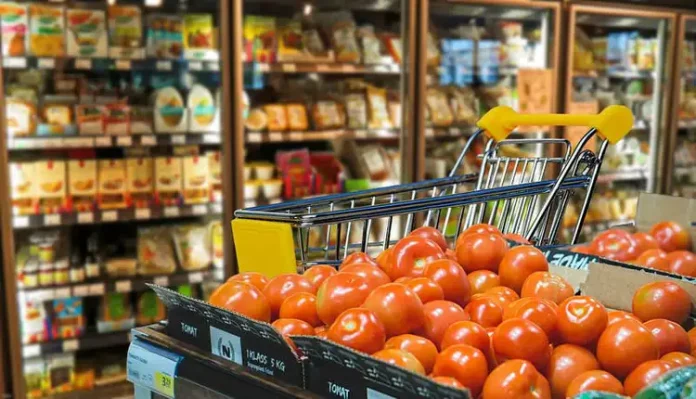 Gesunde Ernährung mit Tomaten aus dem Supermarkt