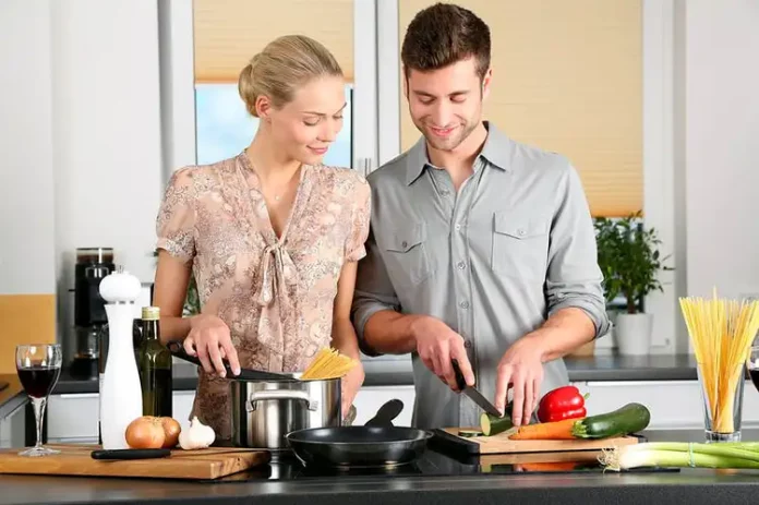 Mann und Frau kochen