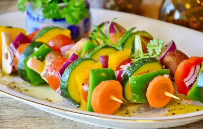 Kochen - Gesund gekochte Gemüsespiese mit Zucchini und Paprika