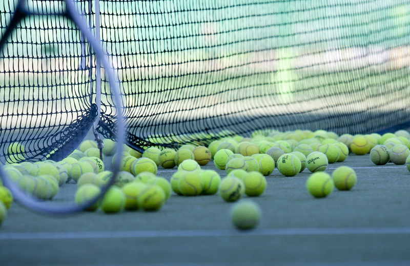 Ernährungsweise: Tennisbälle liegen auf dem Tennisplatz