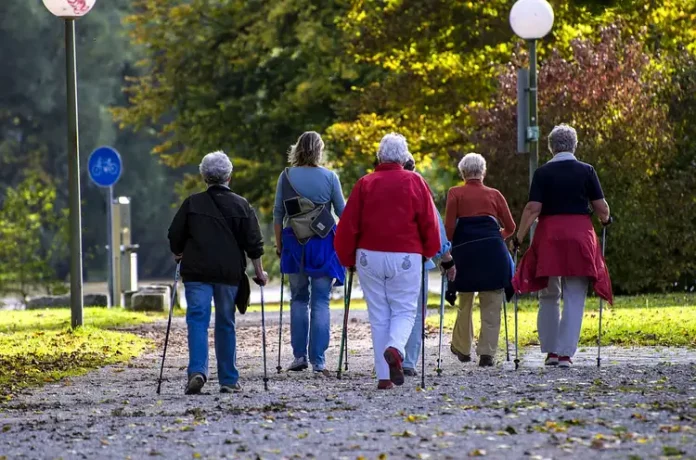 Eine Gruppe Senioren treibt Sport und halten die Lunge fit