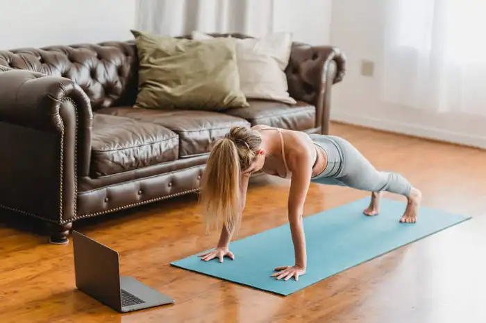Eine Frau macht ein Workout daheim