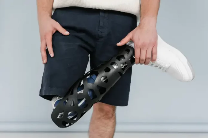 Ein Mann mit Beinprothese